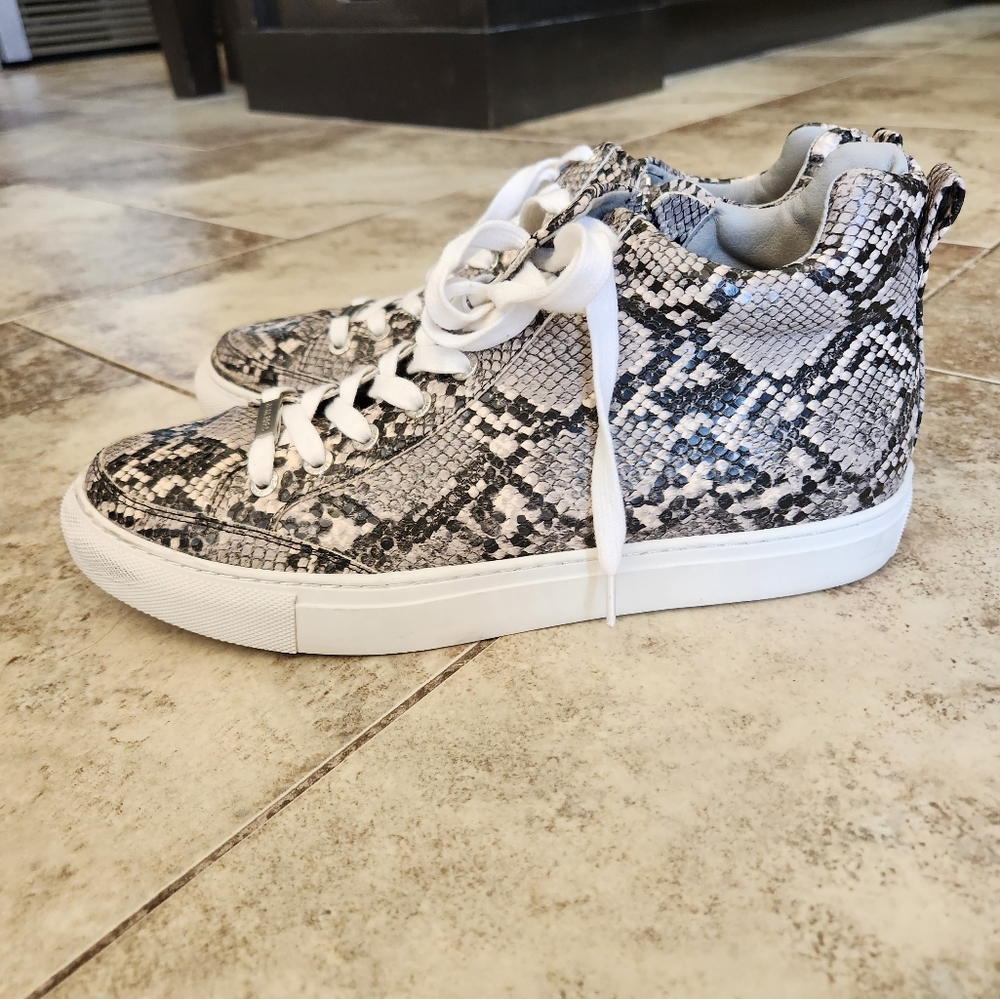 J slide sneakers